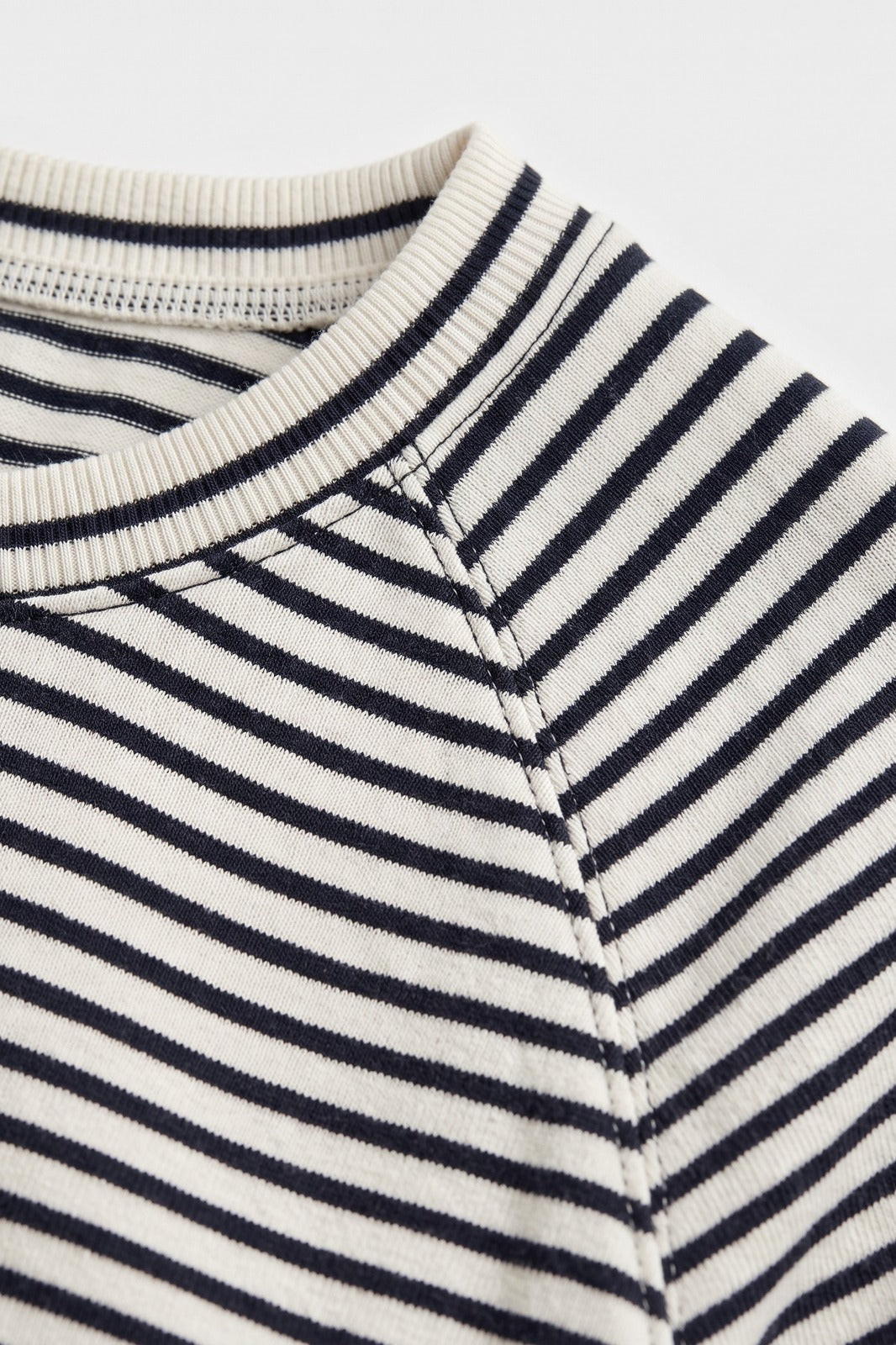 Women's Striped Long-Sleeve Shirt | Raglan — Weiß — detail — on model